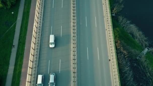 Aerial tilt shot of highway and guyed car bridge in Warsaw (en inglés). Clip 4K — Vídeos de Stock