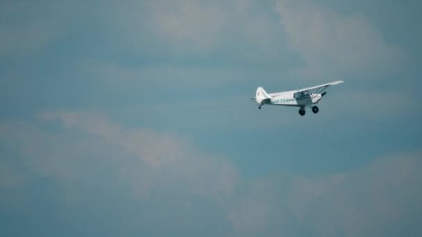 Warszawa, Polen - maj 13, 2017. Teleobjektiv pan skott av Sp-Tir Aviat Husky A-1b propeller flygplan bogsering ett segelflygplan på himlen. 4k-video — Stockvideo