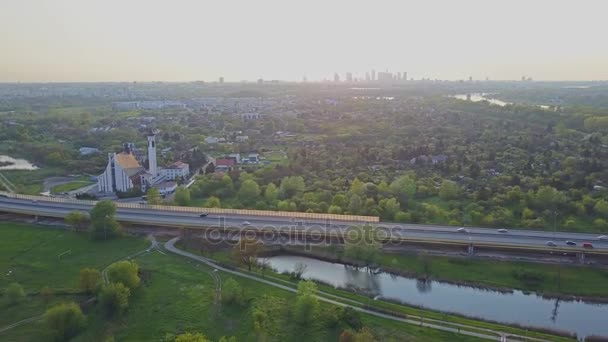 Zdjęcia lotnicze panoramiczne panoramę Warszawy i radiowy most wieczorem, Polska. wideo 4k — Wideo stockowe