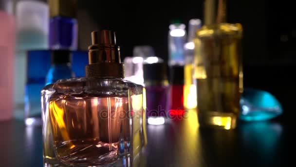 Vrouw opent klein flesje en spuit parfum in het donker. Super SlowMotion close-up video — Stockvideo