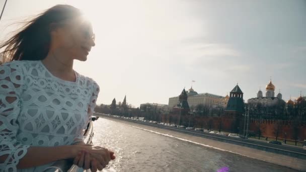 Μελαχρινή γυναίκα στην Λευκή φόρεμα, ψάχνετε στο Κρεμλίνο της Μόσχας. Ταξίδια στη Ρωσία έννοια. Αργή κίνηση πυροβολισμό — Αρχείο Βίντεο