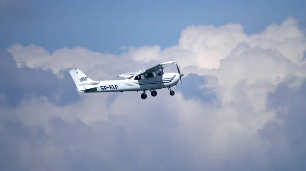 Warschau, Polen - 13. Mai 2017. Teleobjektiv-Aufnahme einer sp-klp Cessna 172s Skyhawk Propellerflugzeug am Himmel — Stockfoto