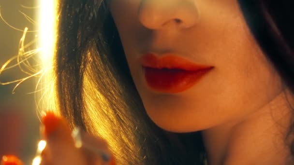 Mujer joven abre lápiz labial rojo. Disparo 4K — Vídeo de stock