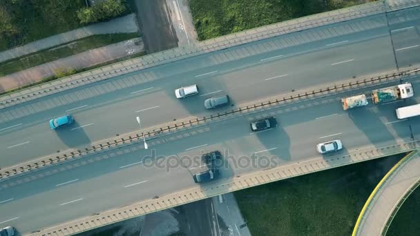 Foto aerea di un'autostrada la sera, vista dall'alto verso il basso. Clip 4K — Video Stock