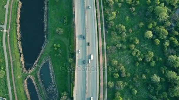 Tiro de inclinación aérea de una autopista moderna por la noche. Vídeo 4K — Vídeos de Stock