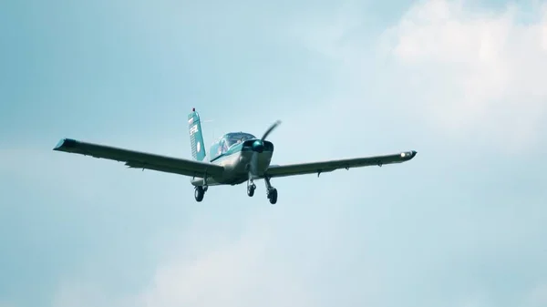 Warszawa, Polen - maj 13, 2017. Teleobjektiv pan skott av Sp-Frl Pzl-Okecie 110 Koliber 150 små propellerplan flyger i himlen — Stockfoto