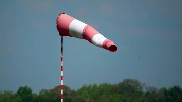 Sventolando aeroporto banderuola o bandiera a strisce teleobiettivo vento girato — Foto Stock