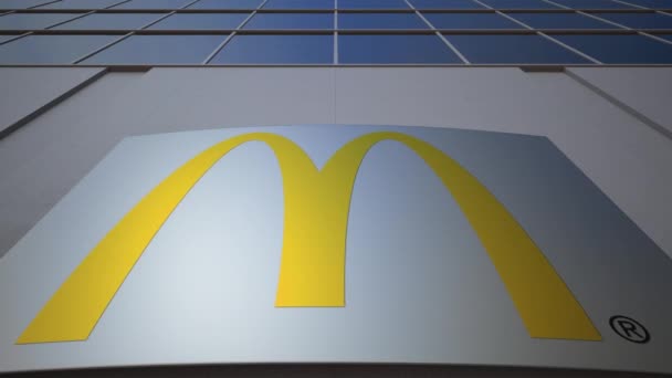 Tablero de señalización exterior con logotipo de McDonalds. Moderno edificio de oficinas. Representación Editorial 3D — Vídeo de stock