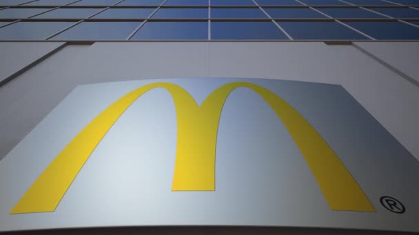 Mcdonalds logosu ile açık Tabela Pano. Modern ofis binası. Editoryal 3d render — Stok video