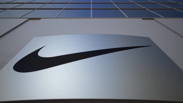 Tablero de señalización exterior con inscripción y logotipo Nike. Moderno edificio de oficinas. Representación Editorial 3D — Vídeos de Stock