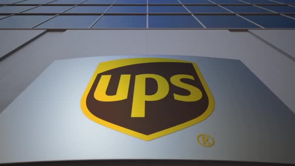 Placa de sinalização ao ar livre com logotipo UPS United Parcel Service. Edifício de escritórios moderno. Renderização 3D editorial — Vídeo de Stock