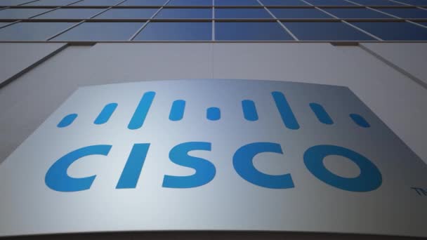 Tablero de señalización exterior con logotipo de Cisco Systems. Moderno edificio de oficinas. Representación Editorial 3D — Vídeo de stock
