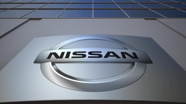Tablero de señalización exterior con logotipo Nissan. Moderno edificio de oficinas. Representación Editorial 3D — Vídeo de stock
