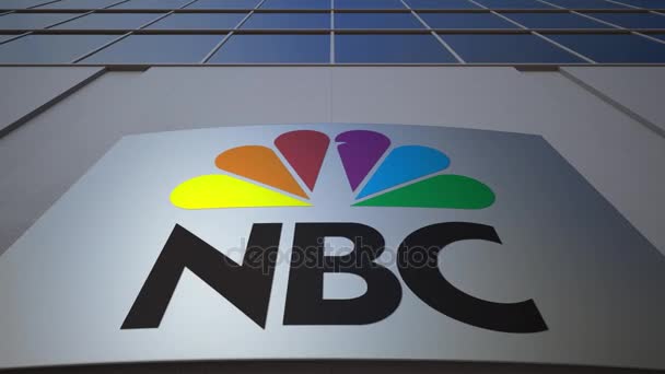 Наружная вывеска с логотипом Национальной вещательной компании NBC. Современное офисное здание. Редакционная 3D рендеринг — стоковое видео