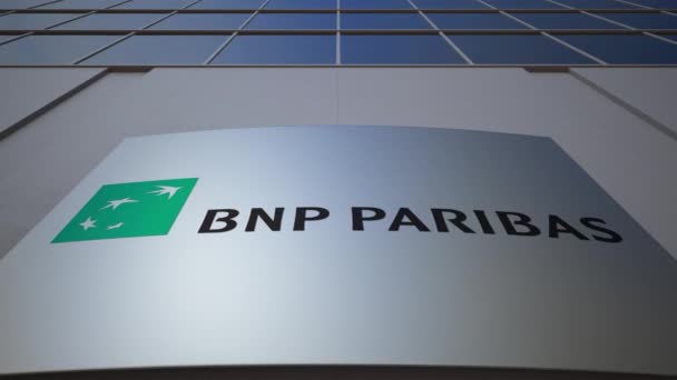 Schildertafel im Außenbereich mit bnp paribas Logo. modernes Bürogebäude. redaktionelles 3D-Rendering — Stockvideo