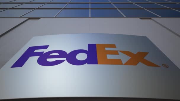 Utendørs skilt med FedEx-logo. Moderne kontorbygg. Redaksjonell 3D-gjengivelse – stockvideo