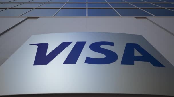 Tablero de señalización exterior con logotipo de Visa Inc.. Moderno edificio de oficinas. Representación Editorial 3D — Vídeos de Stock
