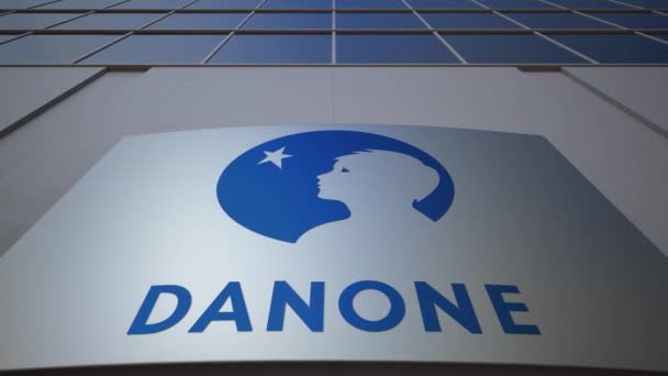 Placa de sinalização ao ar livre com logotipo Danone. Edifício de escritórios moderno. Renderização 3D editorial — Vídeo de Stock