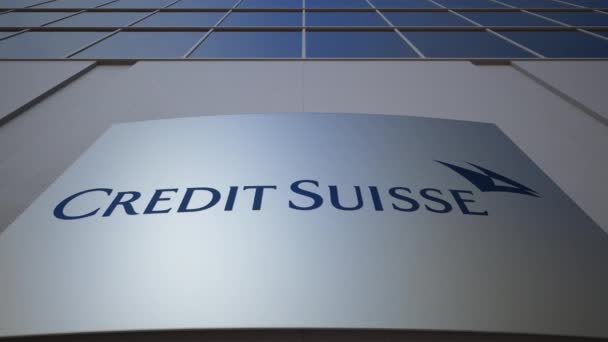 Placa de sinalização ao ar livre com logotipo do Grupo Credit Suisse. Edifício de escritórios moderno. Renderização 3D editorial — Vídeo de Stock