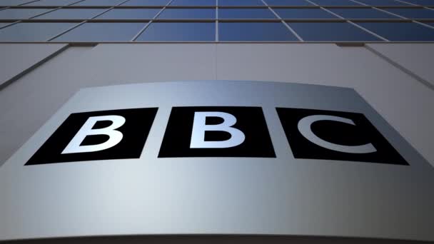 Εξωτερική σήμανση σκάφους με το British Broadcasting Corporation Bbc λογότυπο. Κτίριο σύγχρονων γραφείων. Συντακτική 3d rendering — Αρχείο Βίντεο