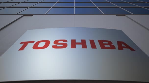 Oznakowania zewnętrznego deska z logo Toshiba Corporation. Nowoczesny biurowiec. Redakcji renderowania 3d — Wideo stockowe