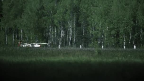 Warsaw, Polen - mei, 13, 2017. Telelens shot van een zweefvliegtuig landing buiten de start-en landingsbaan warmte haze. 4 k-clip — Stockvideo