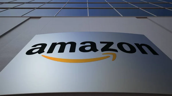 Placa de sinalização ao ar livre com logotipo Amazon.com. Edifício de escritórios moderno. Renderização 3D editorial — Fotografia de Stock