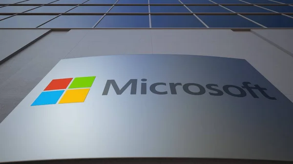 Papan nama outdoor dengan logo Microsoft. Gedung kantor modern. Perenderan 3D Editorial — Stok Foto
