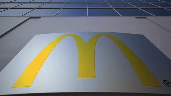 Tablero de señalización exterior con logotipo de McDonalds. Moderno edificio de oficinas. Representación Editorial 3D —  Fotos de Stock