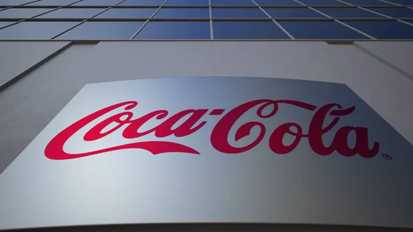 Placa de sinalização ao ar livre com logotipo da Coca-Cola. Edifício de escritórios moderno. Renderização 3D editorial — Fotografia de Stock
