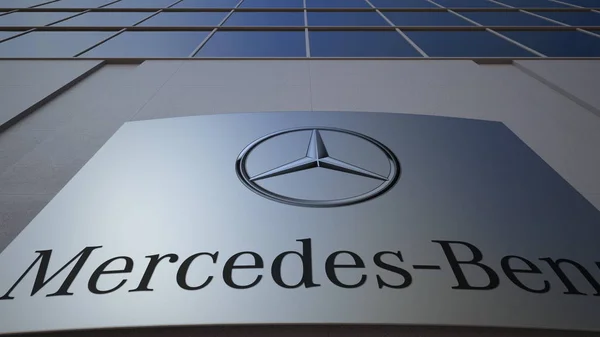 Tablero de señalización exterior con logo Mercedes-Benz. Moderno edificio de oficinas. Representación Editorial 3D — Foto de Stock