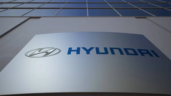 Tablero de señalización exterior con el logotipo de Hyundai Motor Company. Moderno edificio de oficinas. Representación Editorial 3D —  Fotos de Stock