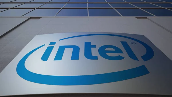 Tablero de señalización exterior con logotipo de Intel Corporation. Moderno edificio de oficinas. Representación Editorial 3D — Foto de Stock