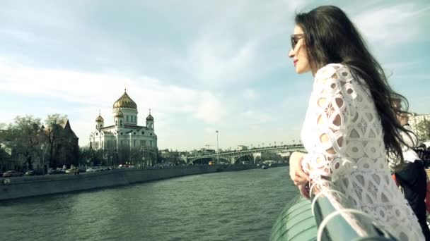 Μελαχρινή γυναίκα με λευκό φόρεμα που βλέπουν τον Χριστό τον καθεδρικό ναό του Σωτήρος στη Μόσχα. Ταξίδια στη Ρωσία έννοια. Βίντεο αργής κίνησης — Αρχείο Βίντεο