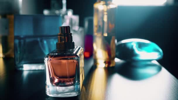 Mujer rociando perfume. Vídeo en cámara lenta de primer plano — Vídeos de Stock