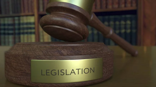 Δικαστές σφυρί χτυπώντας το μπλοκ με επιγραφή νομοθεσία. 3D rendering — Φωτογραφία Αρχείου