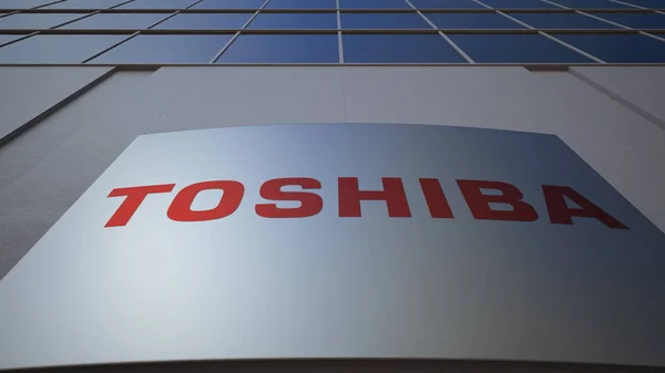 Buiten signalisatie bord met Toshiba Corporation logo. Modern kantoorgebouw. Redactioneel 3D-rendering — Stockfoto