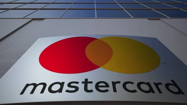 Placa de sinalização ao ar livre com logotipo MasterCard. Edifício de escritórios moderno. Renderização 3D editorial — Fotografia de Stock