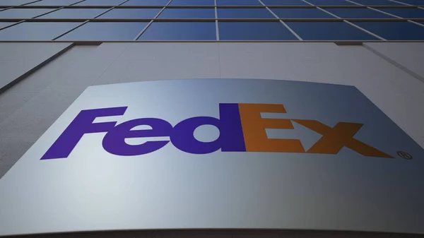 Kültéri jelzések fórumon Fedex logóval. Modern irodaház. Szerkesztői 3d-leképezés — Stock Fotó