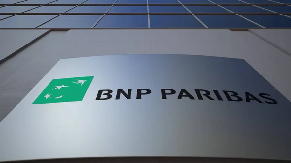 Tablero de señalización exterior con logo BNP Paribas. Moderno edificio de oficinas. Representación Editorial 3D — Foto de Stock