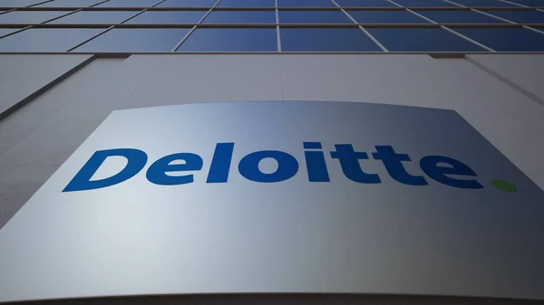 Placa de sinalização ao ar livre com logotipo Deloitte. Edifício de escritórios moderno. Renderização 3D editorial — Fotografia de Stock