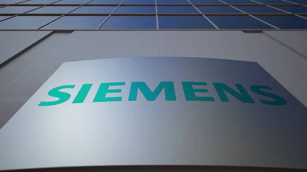 Tablero de señalización exterior con logotipo de Siemens. Moderno edificio de oficinas. Representación Editorial 3D — Foto de Stock