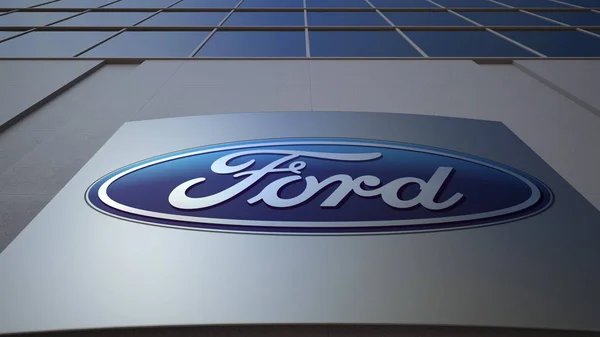 Tablero de señalización exterior con el logotipo de Ford Motor Company. Moderno edificio de oficinas. Representación Editorial 3D —  Fotos de Stock