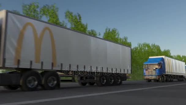 Semi-caminhões de carga com logotipo McDonalds dirigindo ao longo da estrada da floresta, loop sem costura. Editorial 4K clip — Vídeo de Stock