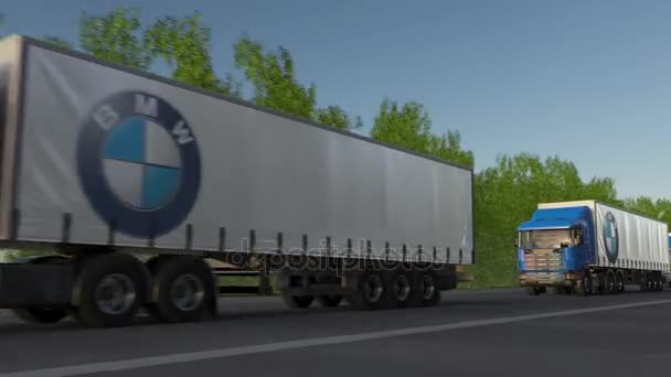 Грузовые полугрузовики с логотипом BMW едут по лесной дороге, бесшовная петля. Клип в 4K — стоковое видео