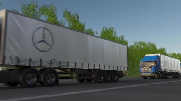 Semi-caminhões de carga com logotipo Mercedes-Benz dirigindo ao longo da estrada da floresta, loop sem costura. Editorial 4K clip — Vídeo de Stock