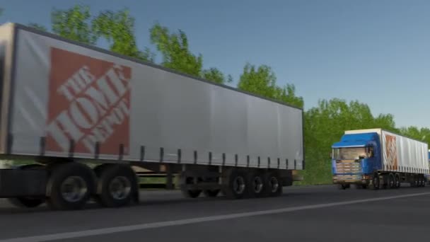 Árufuvarozási kamionok vezetés erdei út mentén, varrat nélküli hurok a Home Depot logóval. Szerkesztői 4k klip — Stock videók