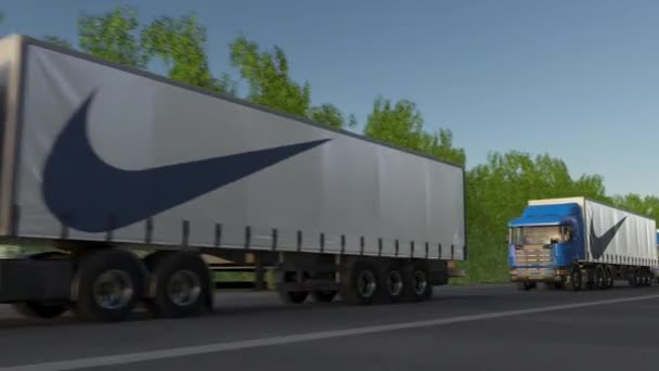 Mezzi di trasporto semi camion con iscrizione Nike e logo guida lungo la strada forestale, anello senza soluzione di continuità. Editoriale clip 4K — Video Stock