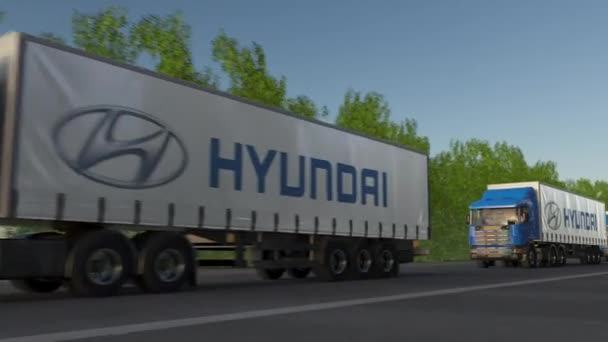 Грузовые полугрузовики с логотипом Hyundai Motor Company едут по лесной дороге, без швов. Клип в 4K — стоковое видео