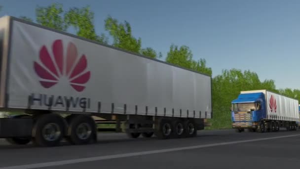 Sattelschlepper mit Huawei-Logo fahren entlang der Forststraße, nahtlose Schleife. redaktioneller 4k-Clip — Stockvideo